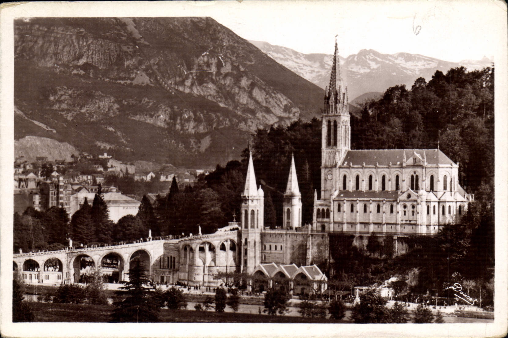 CPA Lourdes la Basilique et le Pic du Jer