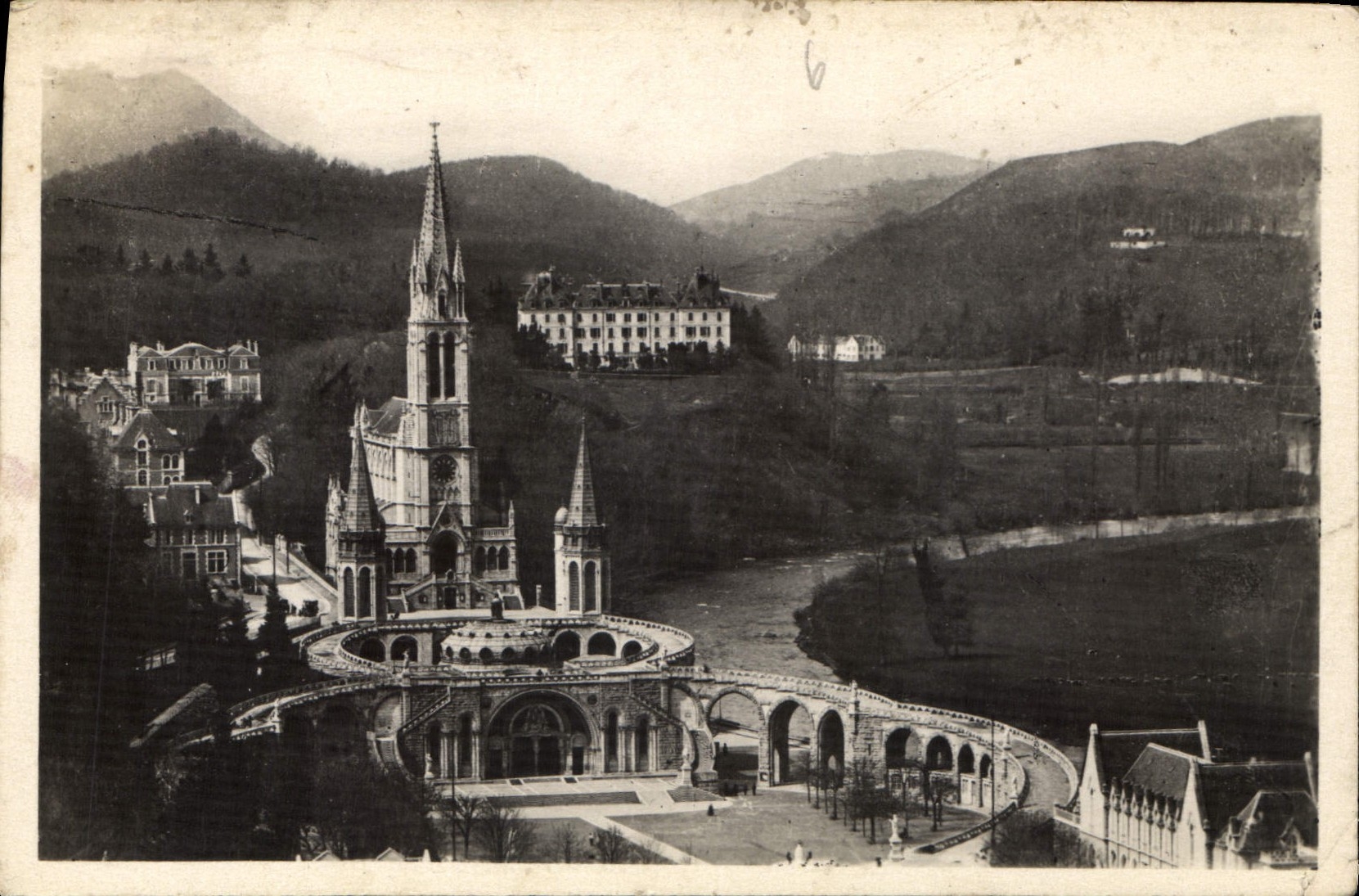 CPA Lourdes La Basilique vue du Chateau Fort 
