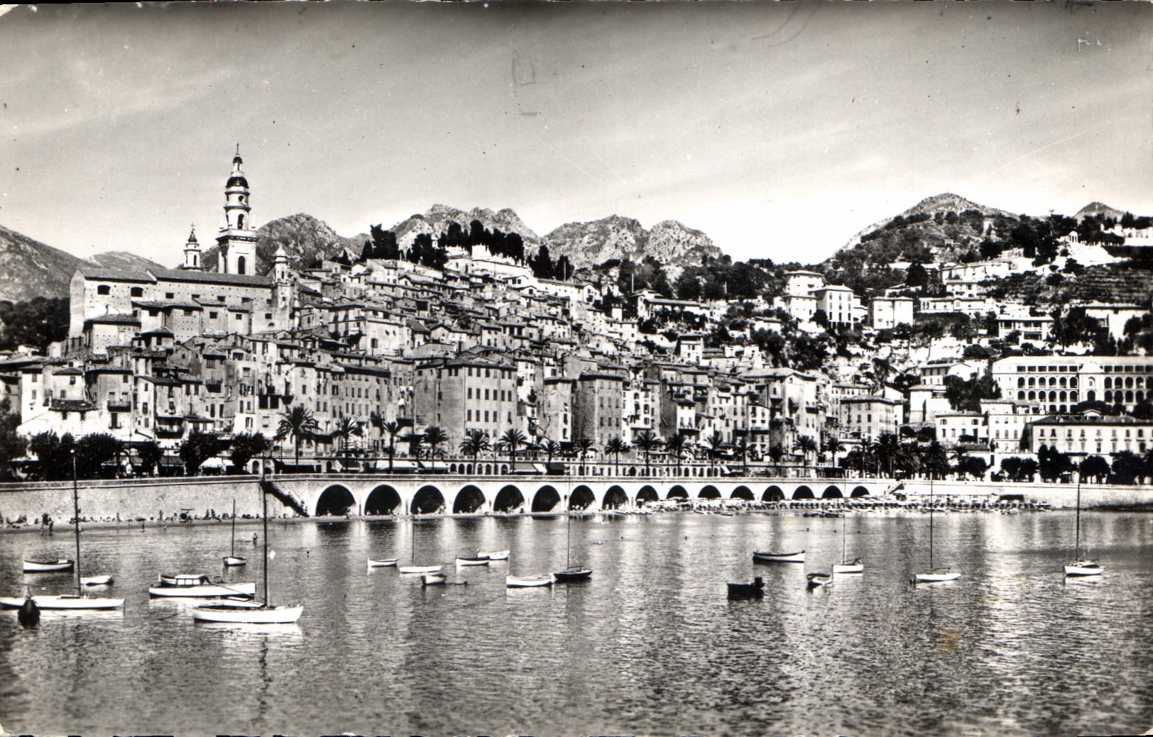 CPA Menton A M La pittoresque ville de Menton s'etageant a la frontiere des Alpes Maritimes