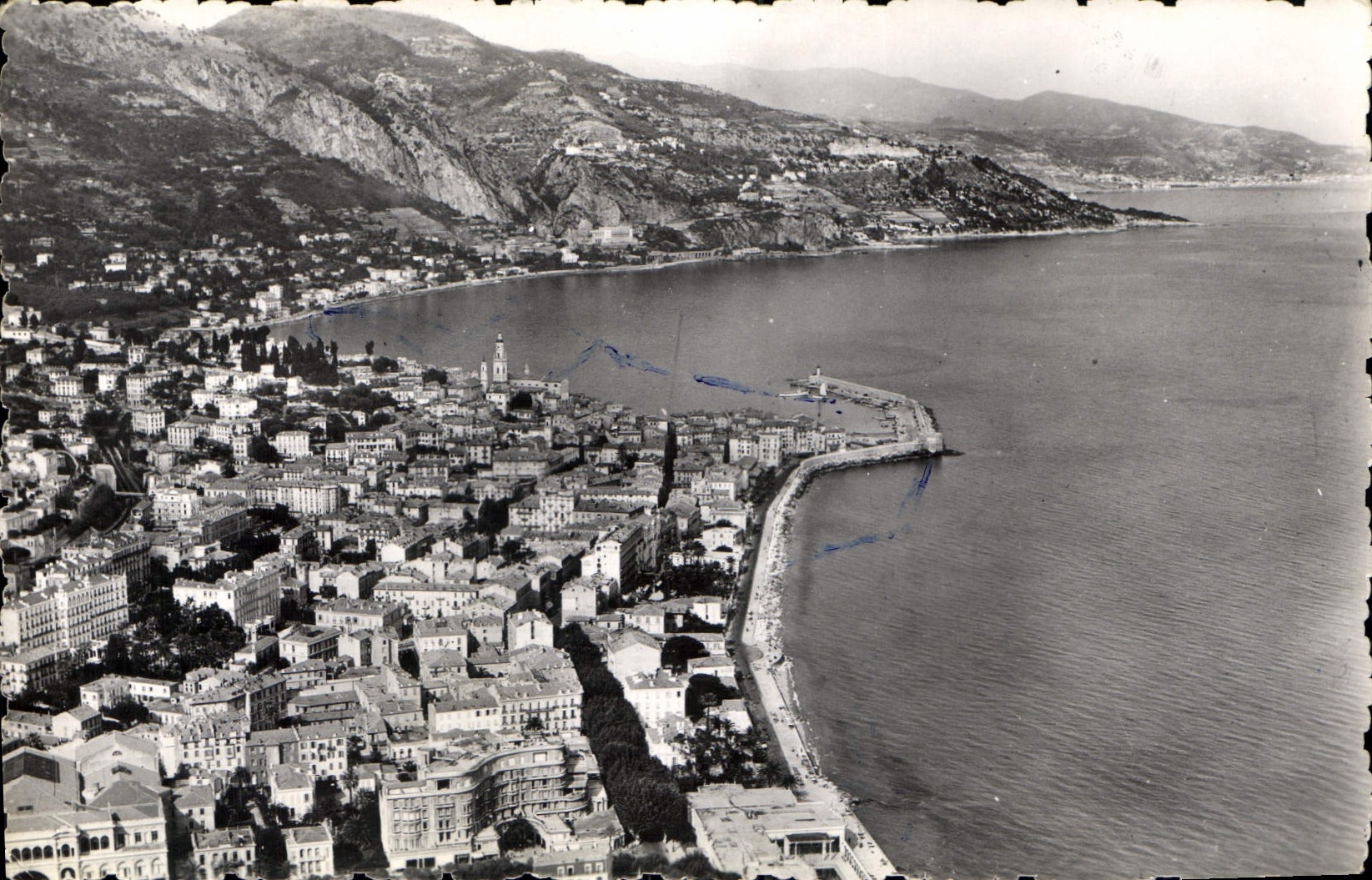 CPA Menton A M vue generale au primeir plan au bord de la mer le Casino Municipal et sa piscine au l
