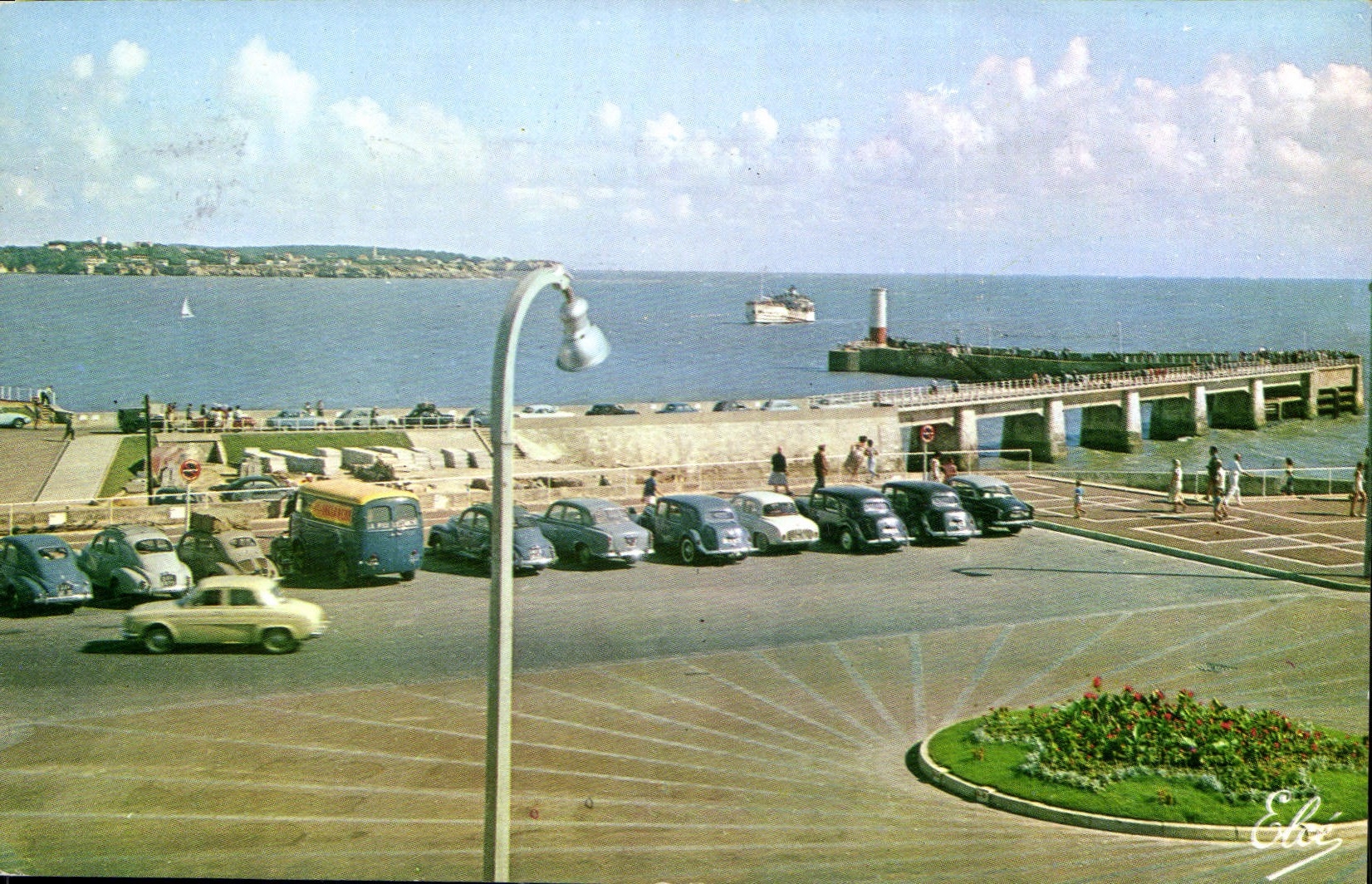 CPM Royan Char Marit L'arrivee du Bac 