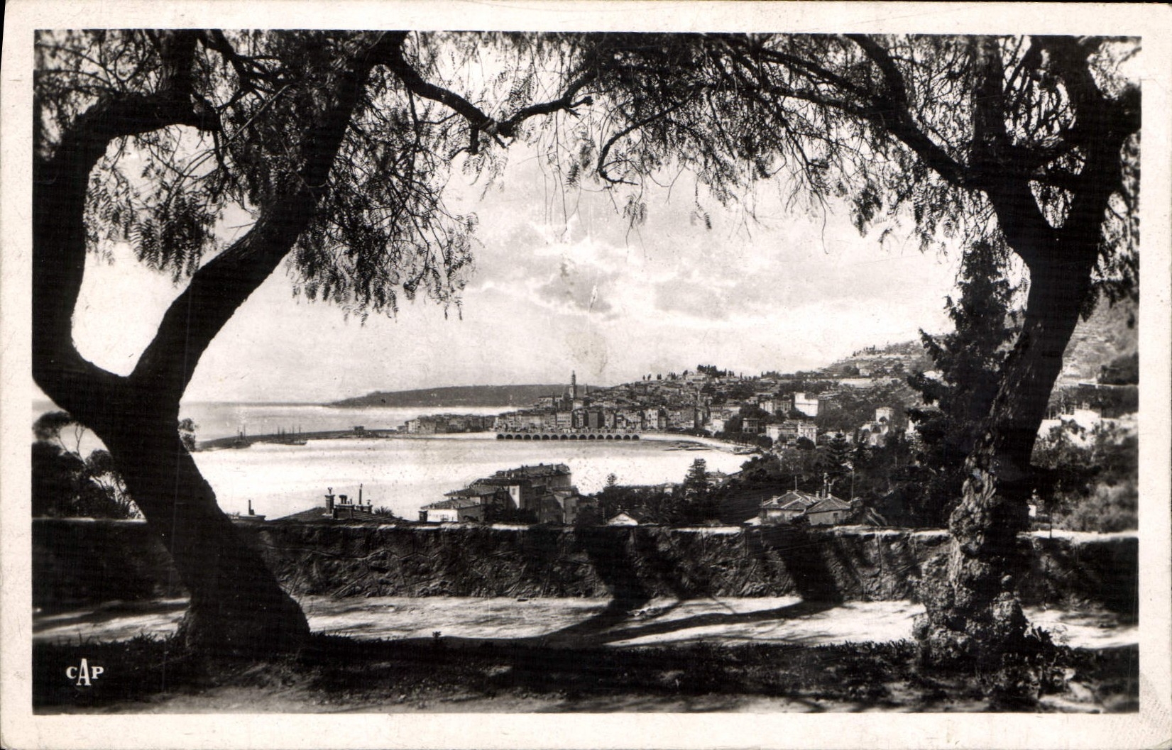 CPA Menton Vue prise du Boulevard de Garavan