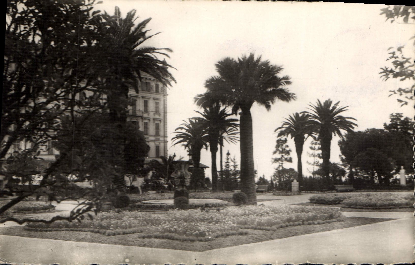 CPA Nice A M Un coin des Jardins 