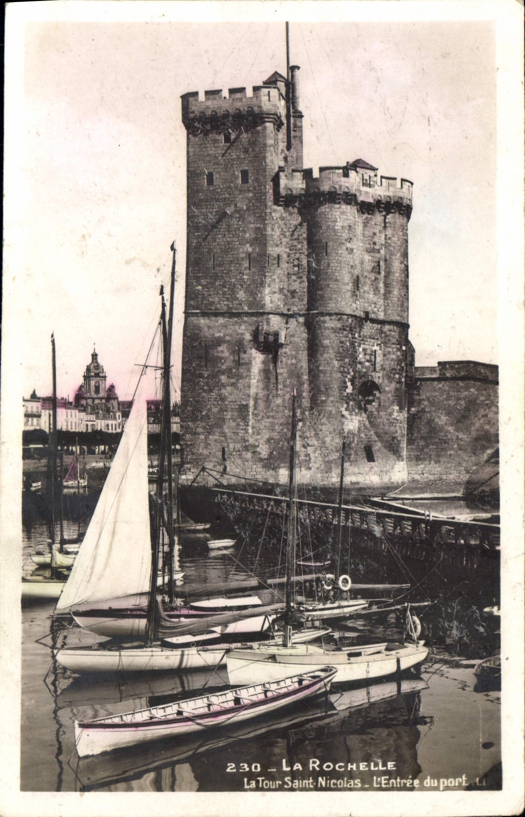 CPA La Rochelle La Tour Saint Nicolas l'Entree du port Bateaux