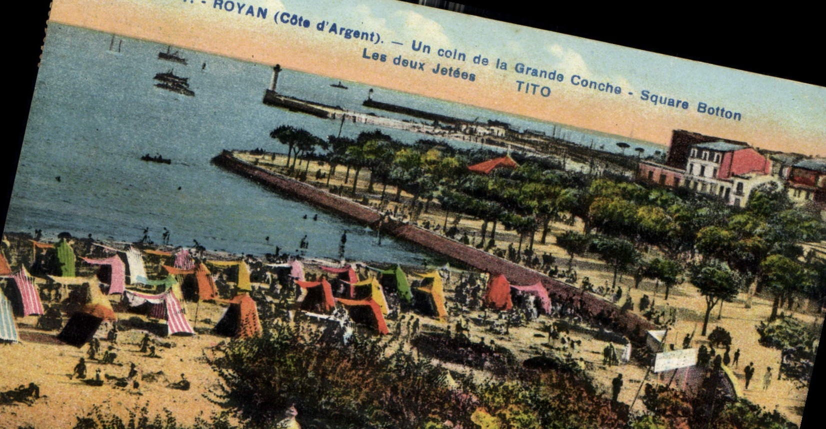CPA Royan Cote d'Argent un coin de la Grande Square Botton les deux Jetees