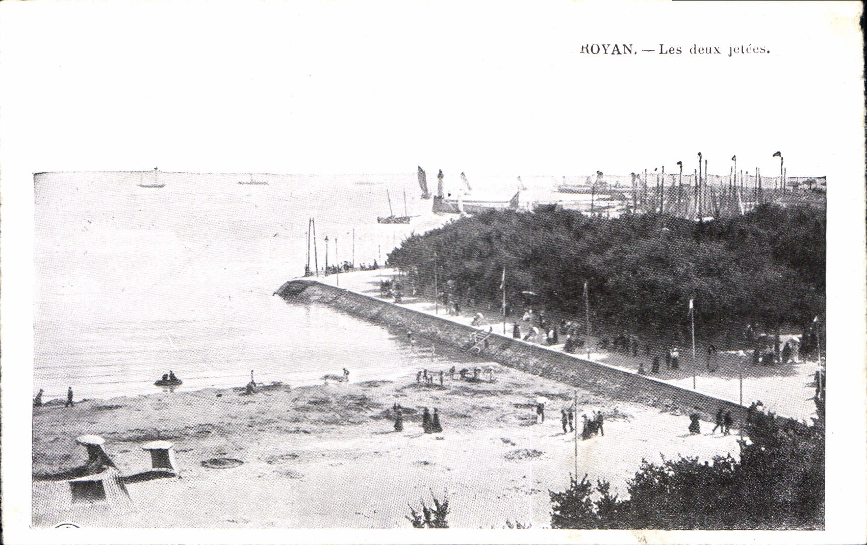 CPA Roayn Les deux jetees 