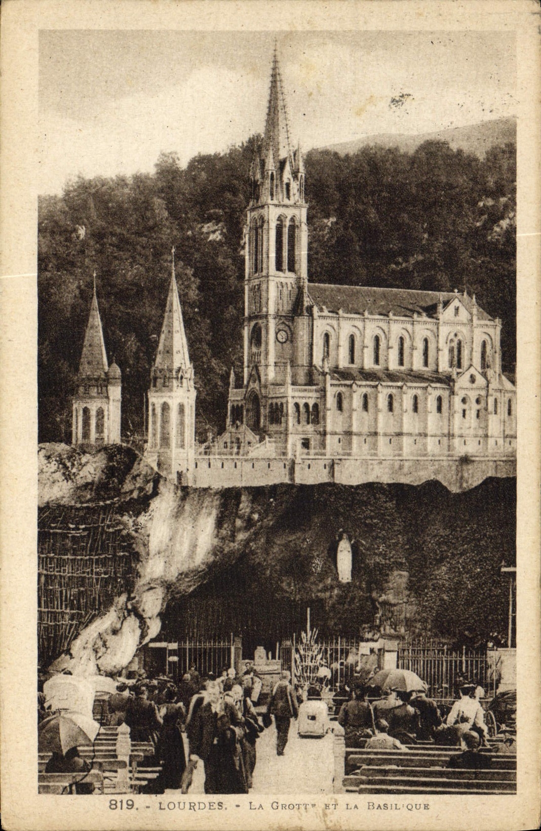CPA Lourdes La Grotte et la Basilique 