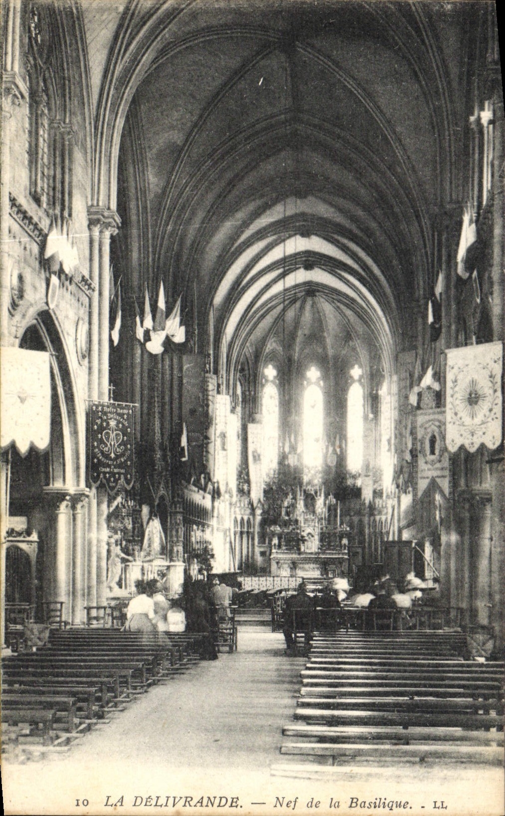 CPA La Delivrande Nef de la Basilique 
