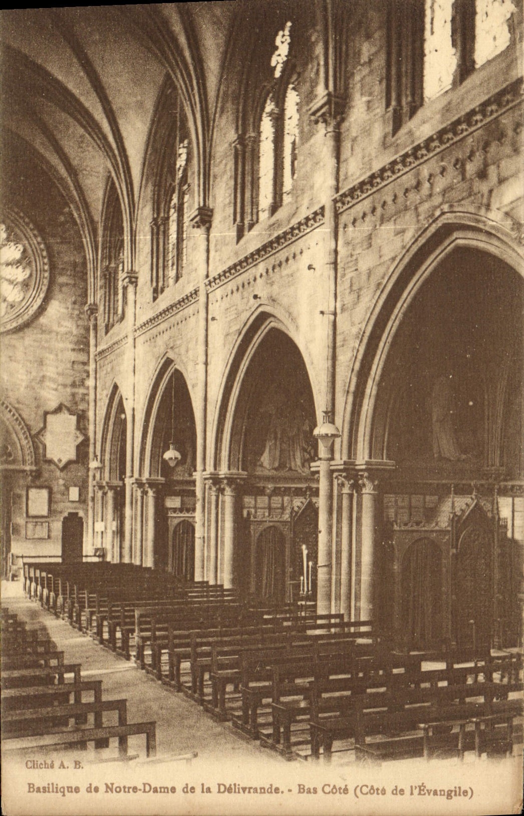 CPA Basilique de Notre Dame de la Delivrande Bas Cote Cote de l'Evangile 