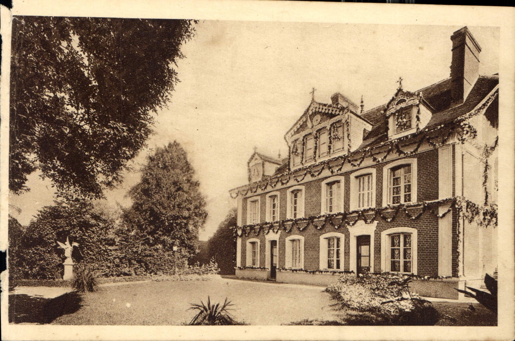 CPA Aux Buissonnets la Maison decoree pour les Fetes de la Canonisation 