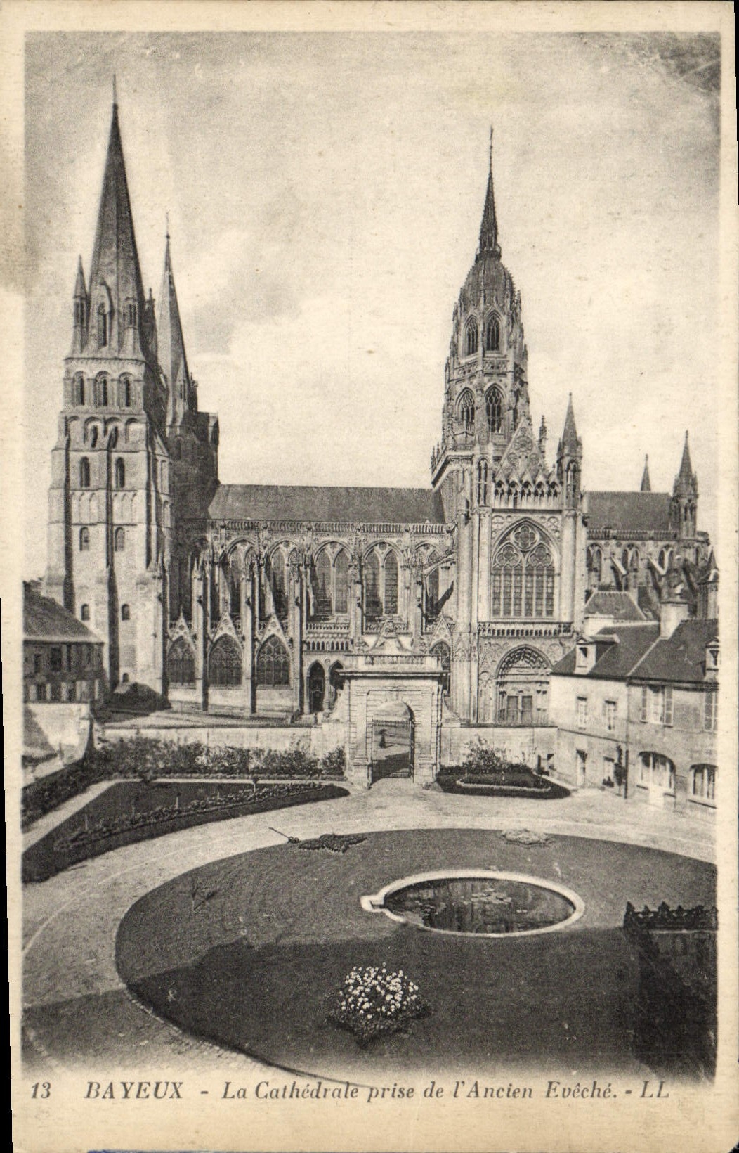 CPA Bayeux La Cathedrale prise de l'Ancien Eveche
