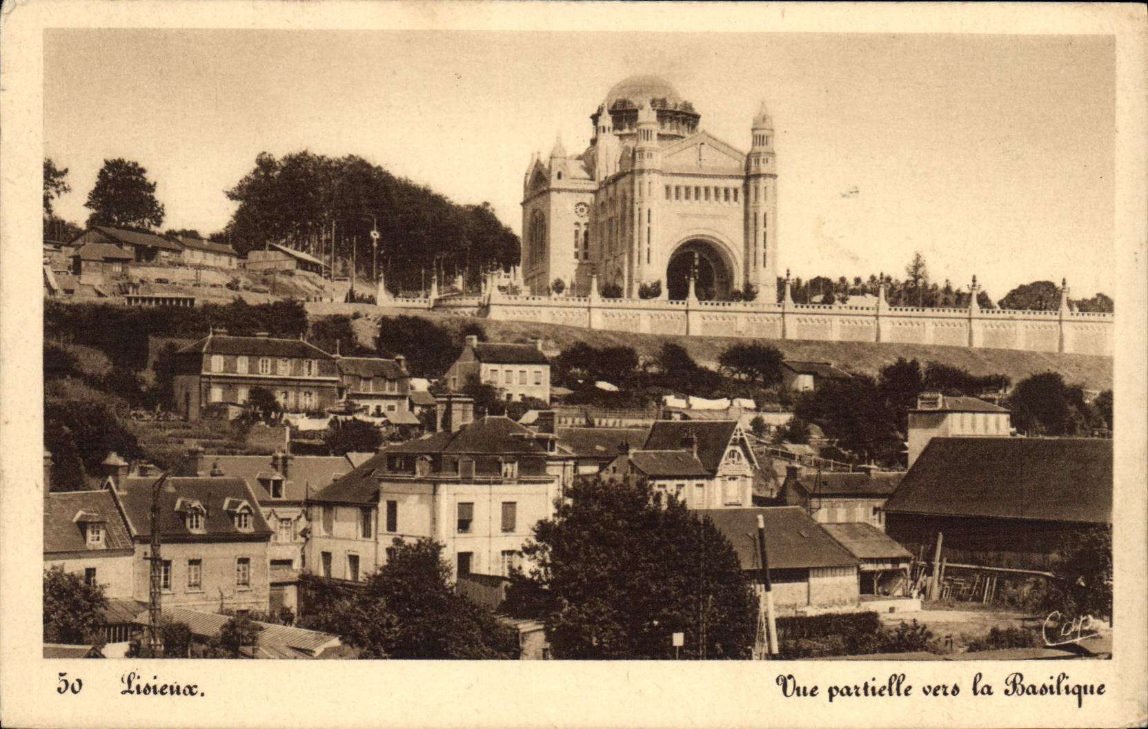 CPA Lisieux Une partielle vers la Basilique 
