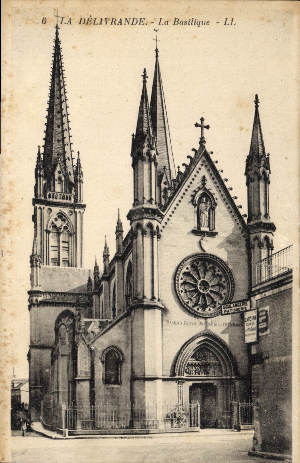 CPA La Delivrande La Basilique 