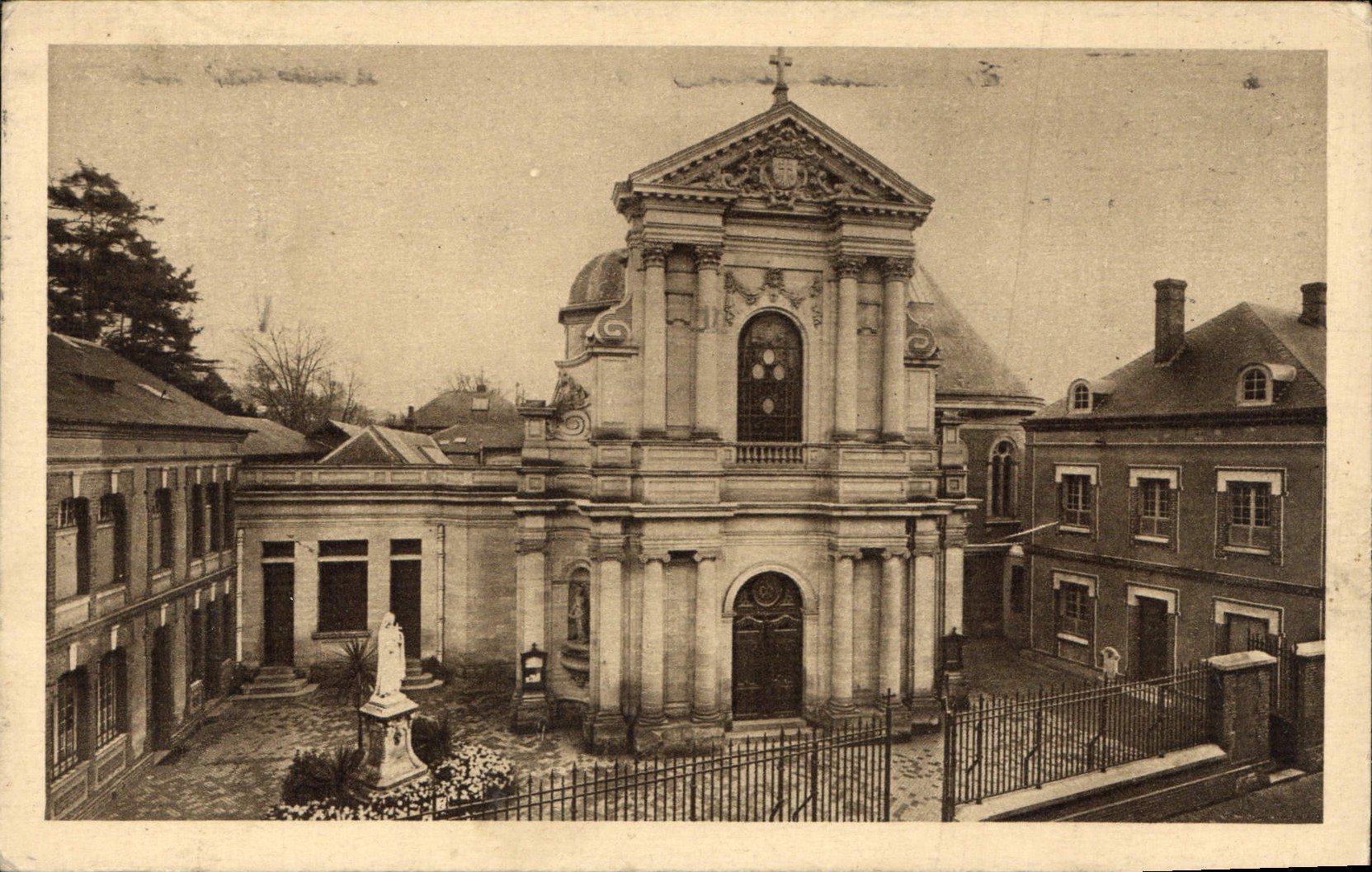 CPA La Chapelle des Carmelites de Lisieux la facade 
