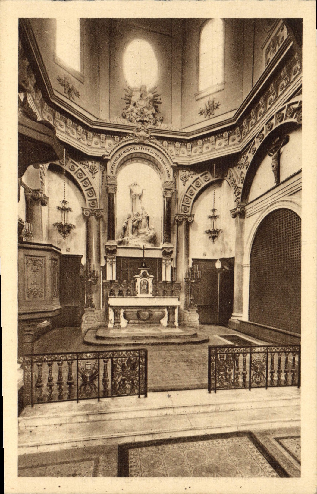 CPA La Chapelle des Carmelites de Lisieux le Sanctuaire la Grille du Choeur des Religieuses 