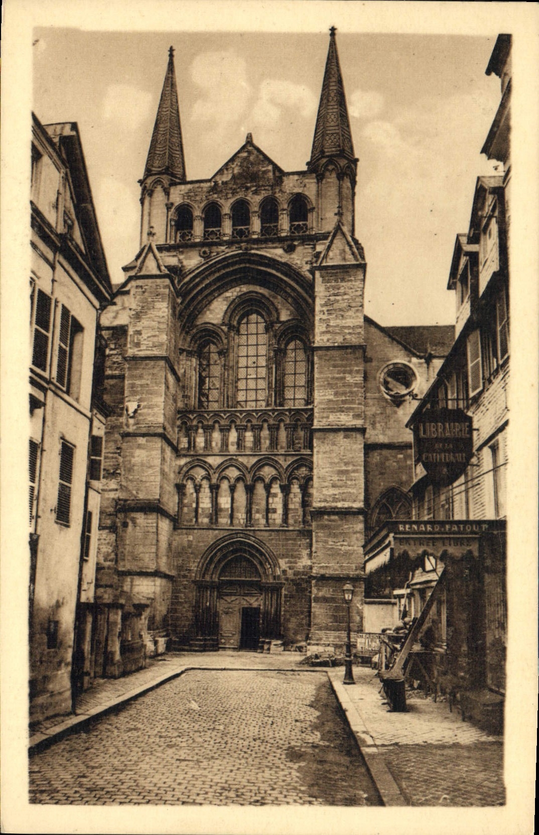 CPA Lisieux La Rue de Paradis Portail de la Cathedrale Saint Pierre 