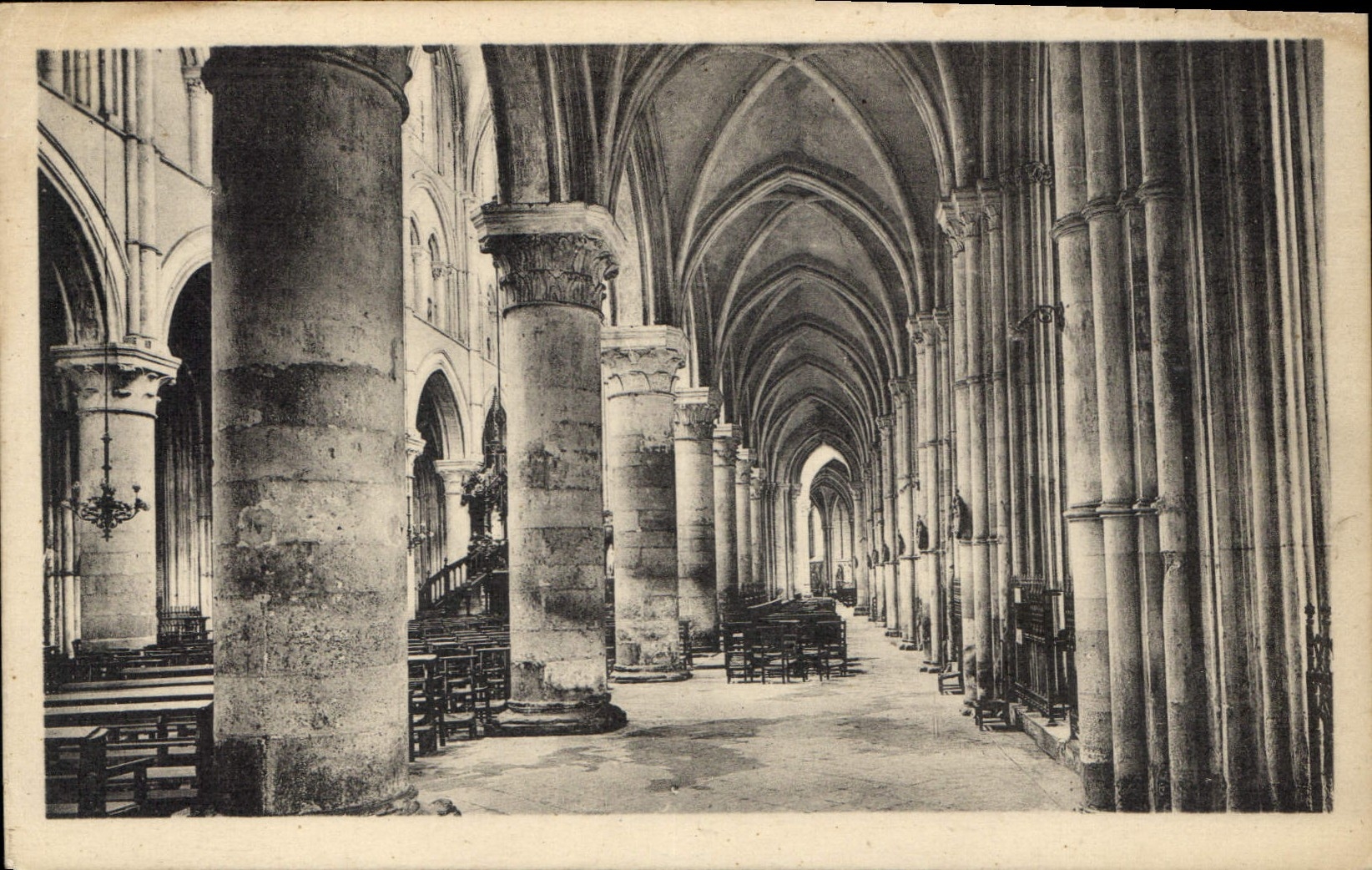 CPA Lisieux Cathedrale Saint Pierre Nef laterale 