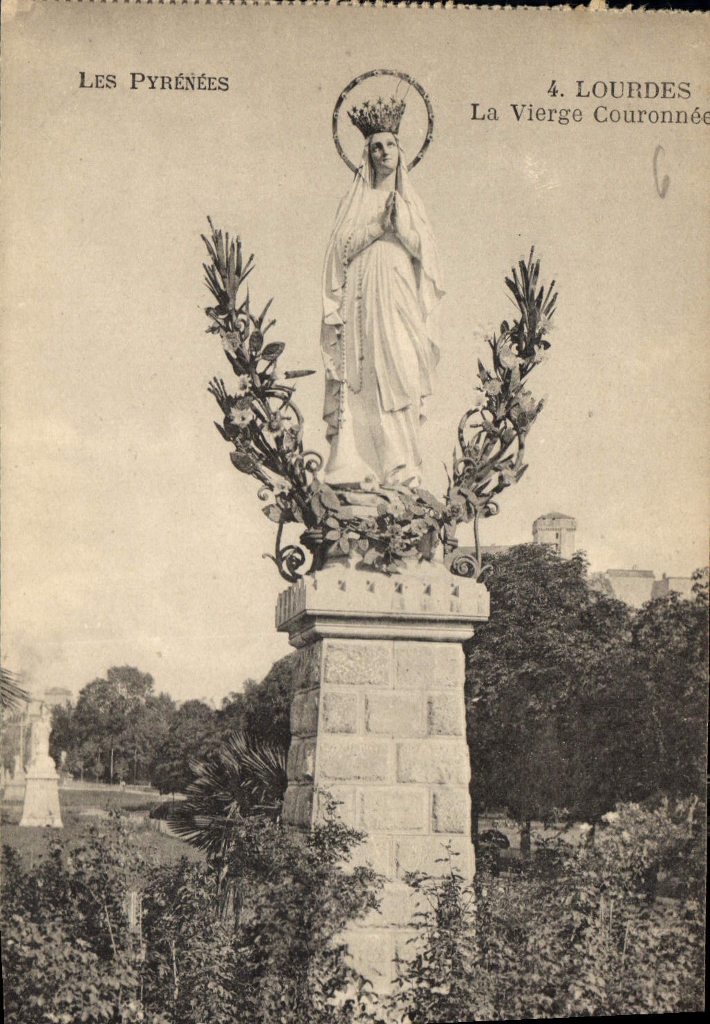 CPA Les Pyrenees Lourdes La Vierge Couronnee 