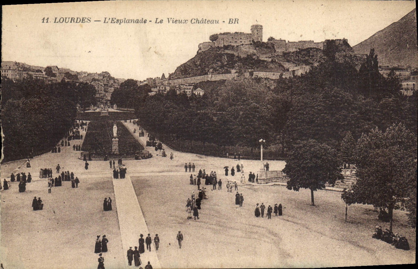 CPA Lourdes L'Esplanade Le Vieux Chateau 