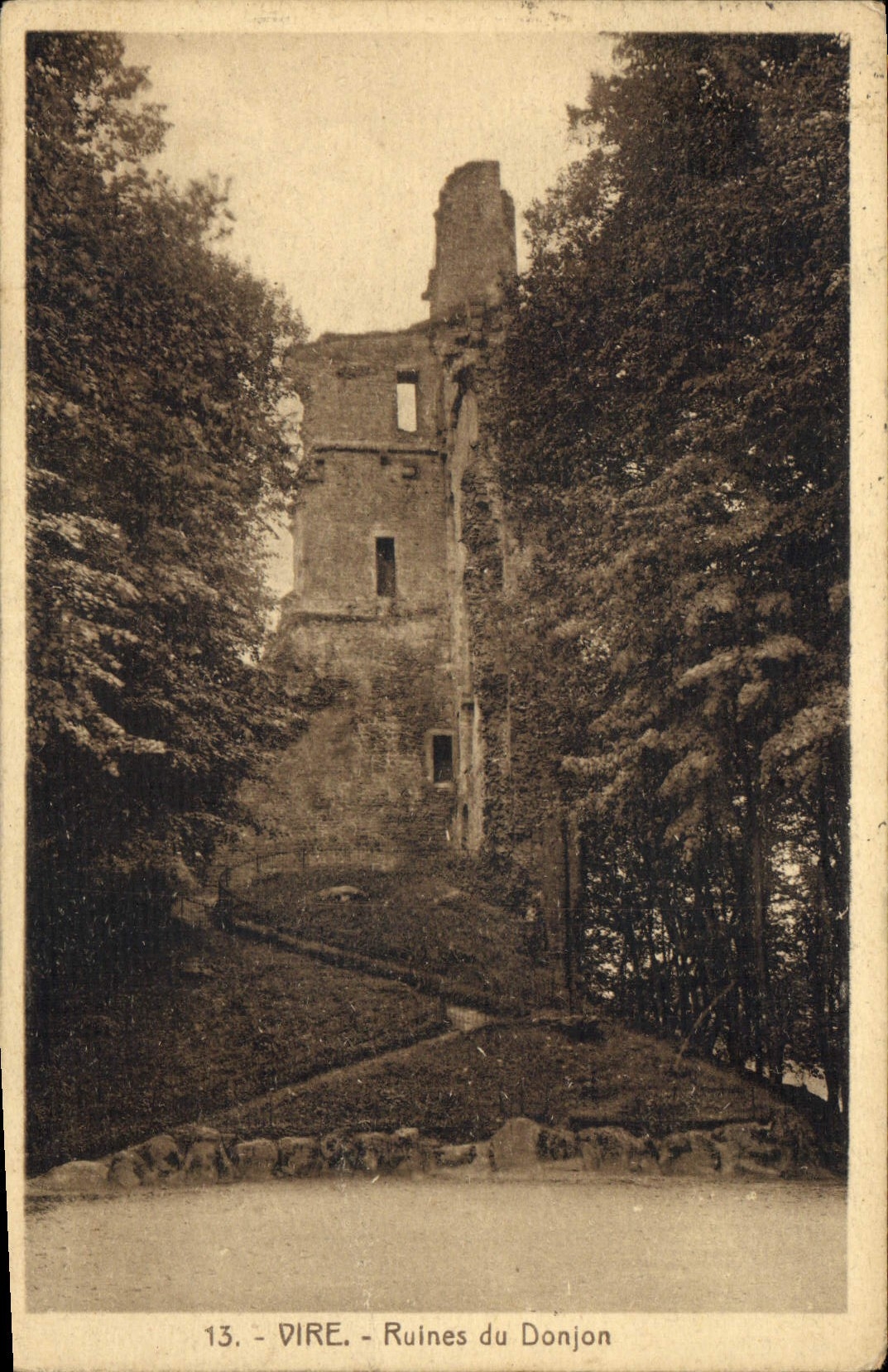CPA Vire Ruines du Donjon 