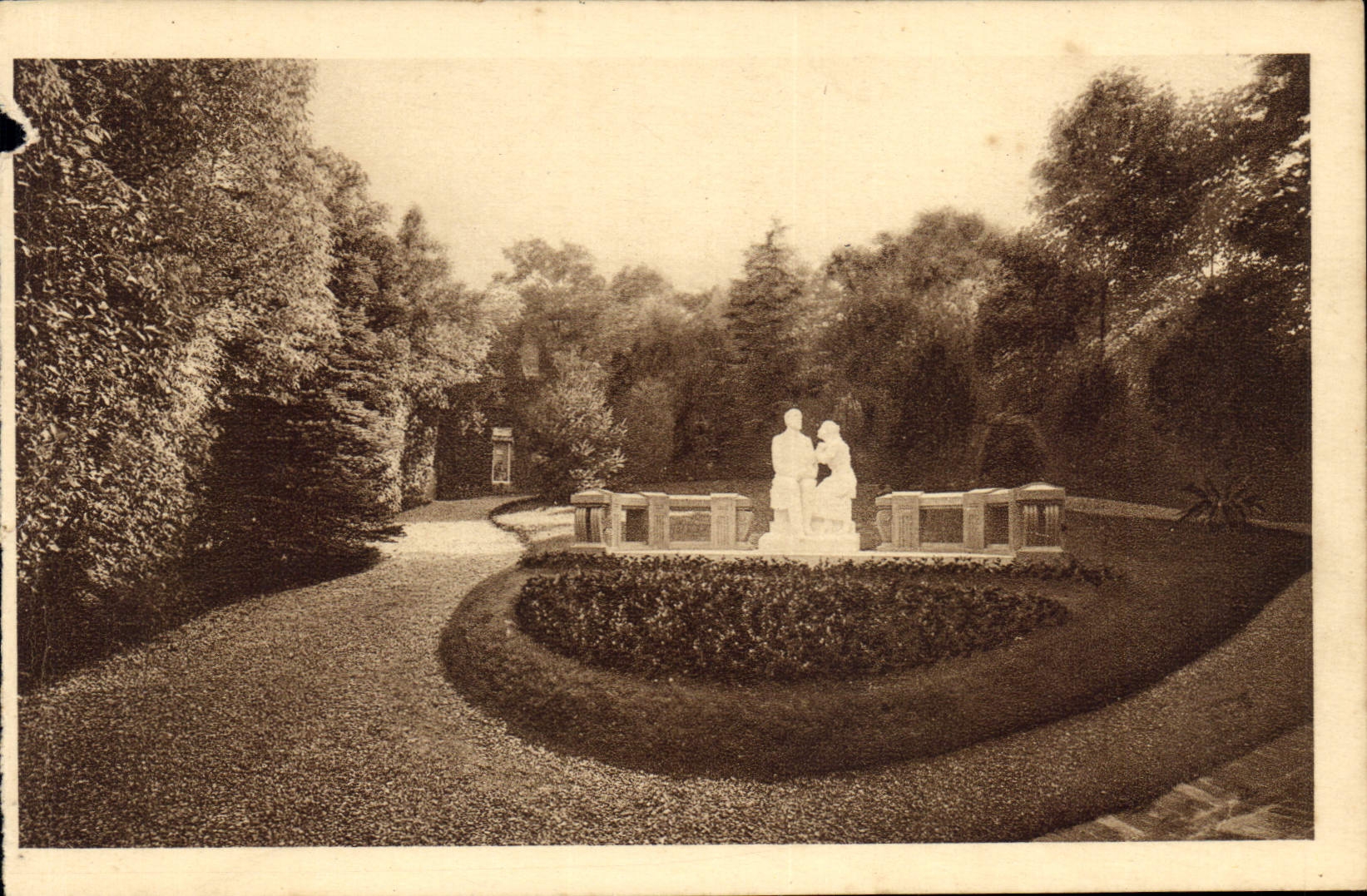 CPA Le Jardin des Buissonnets Le Monument s'eleve a l'endroit meme ou Sainte Therese del'Enfant Jesu
