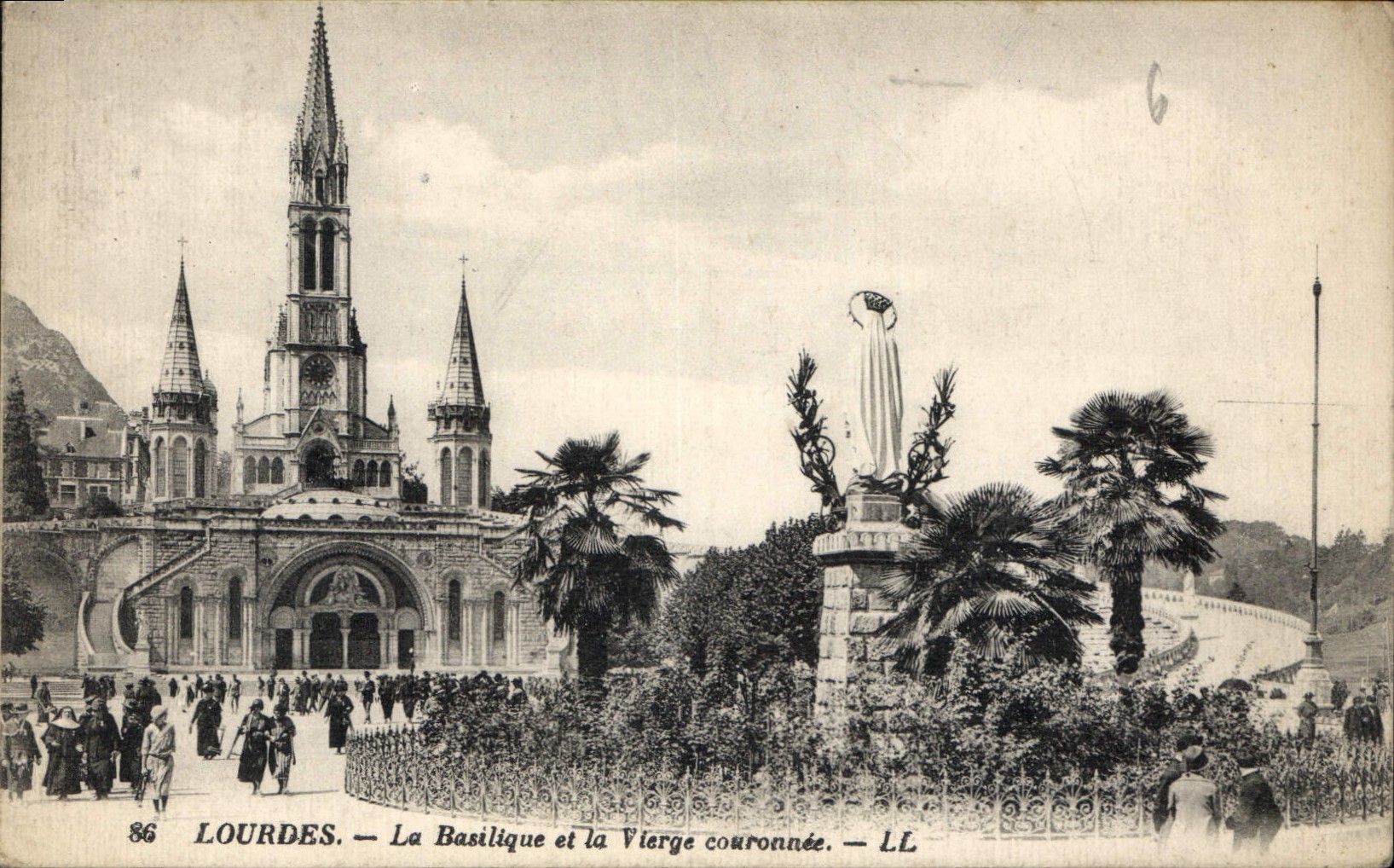 CPA Lourdes La Basilique et la Vierge couronnee 