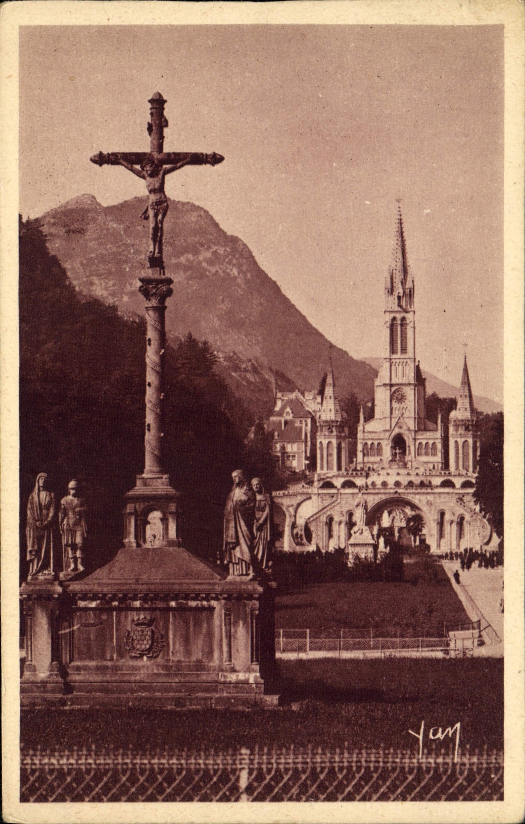 CPA Lourdes La Basilique et le Calvaire Breton 