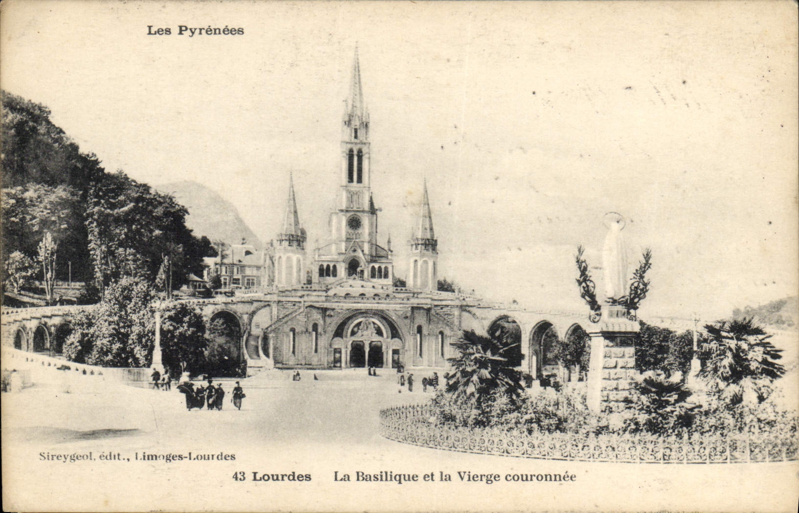 CPA Lourdes La Basilique et la Vierge couronnee 