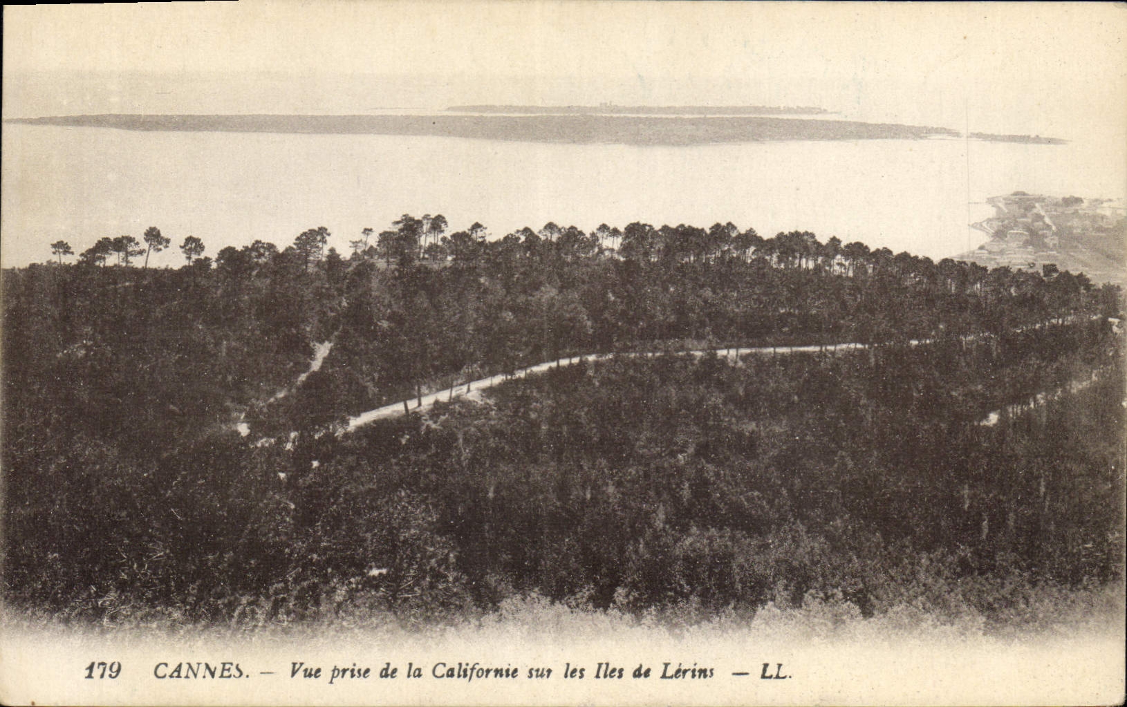 CPA Cannes Vue prise de la Colifornie sur les Iles des Lerins 