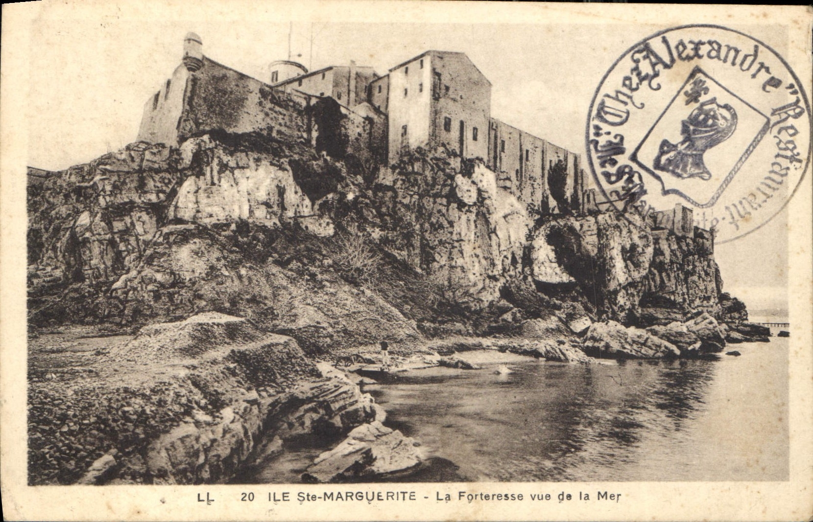 CPA Ile Ste Marguerite La Forteresse vue de la Mer Masque de fer Prison