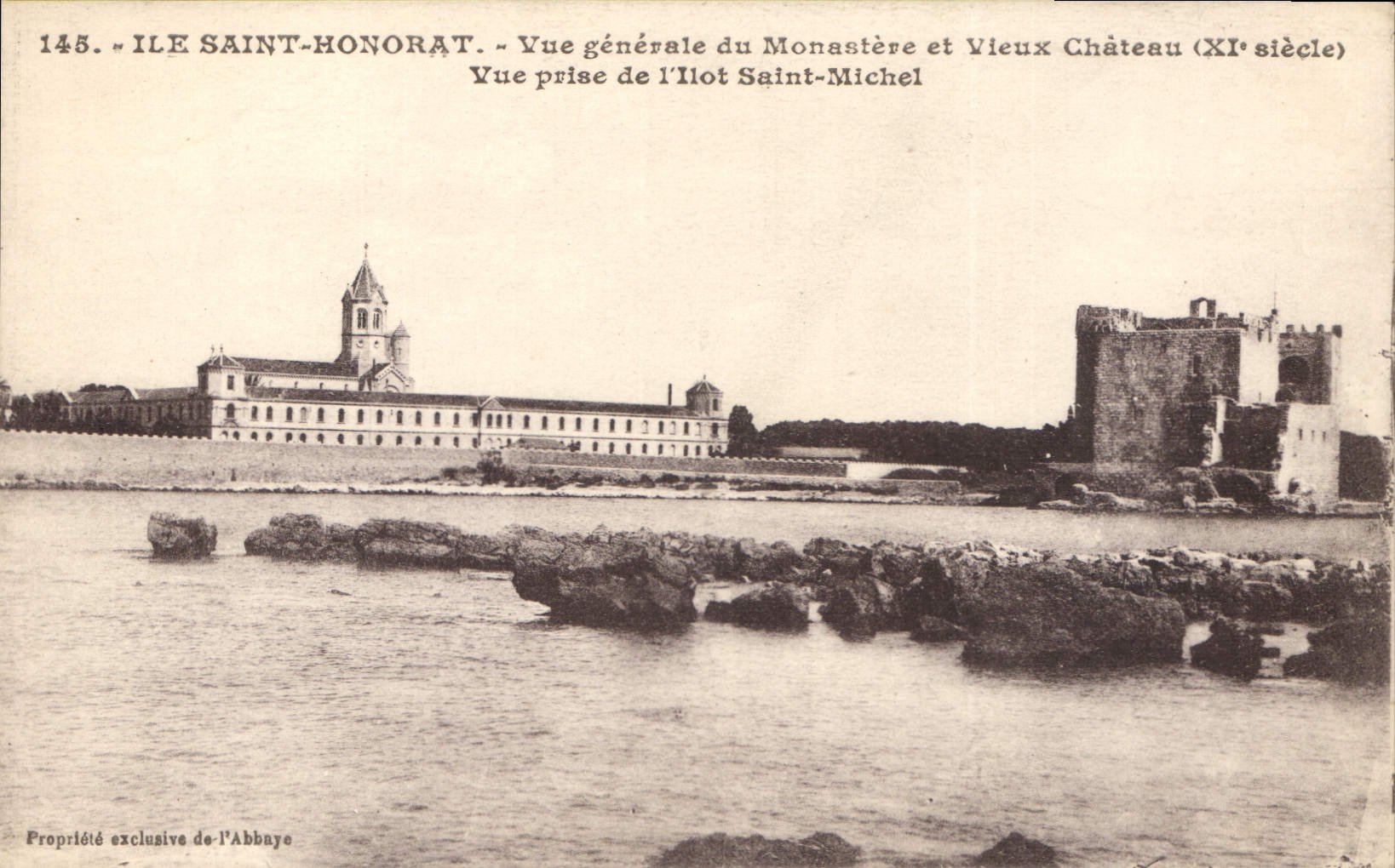 CPA Ile Saint Honorat Vue generale du Monastere et Vieux Chateau XI siecle vue prise de l'Ilot Saint