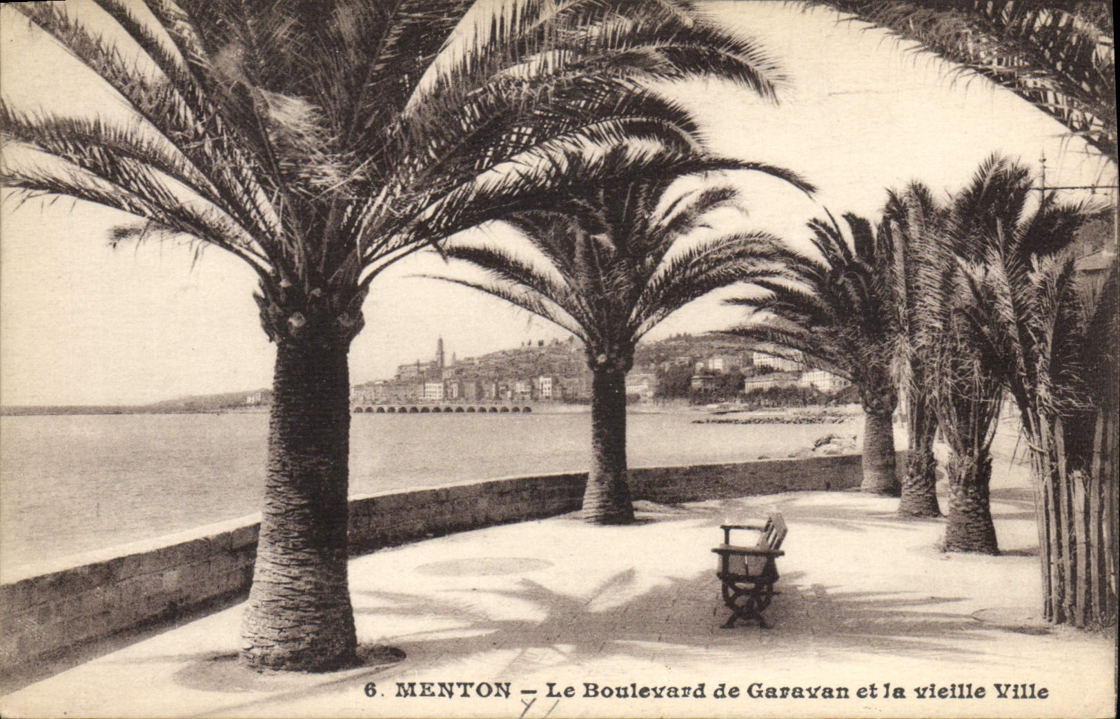 CPA Menton Le Boulevard de Garavan et la vieille Ville