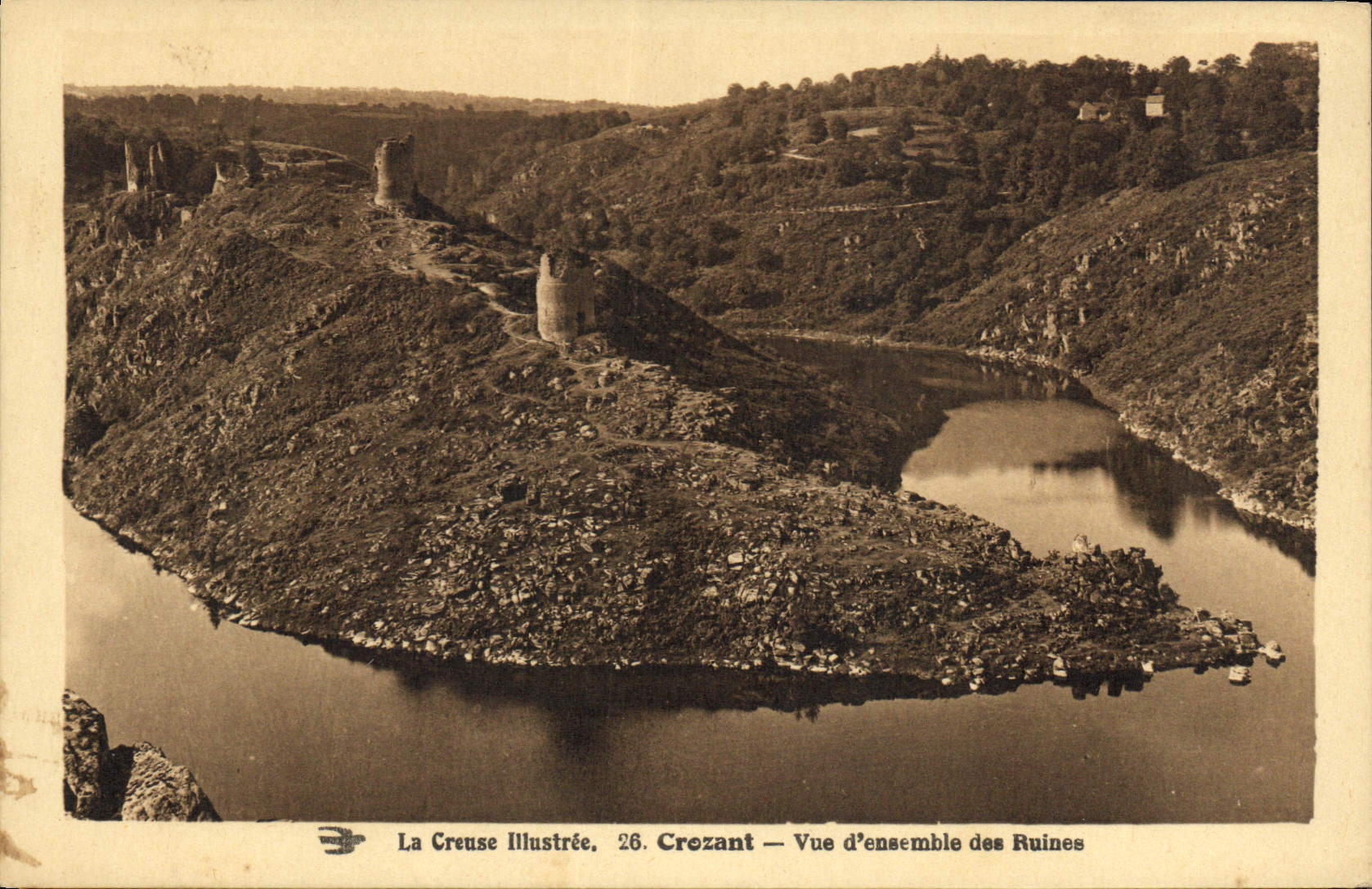 CPA La Creuse Illustree Crozant Vue d'ensemble des Ruines
