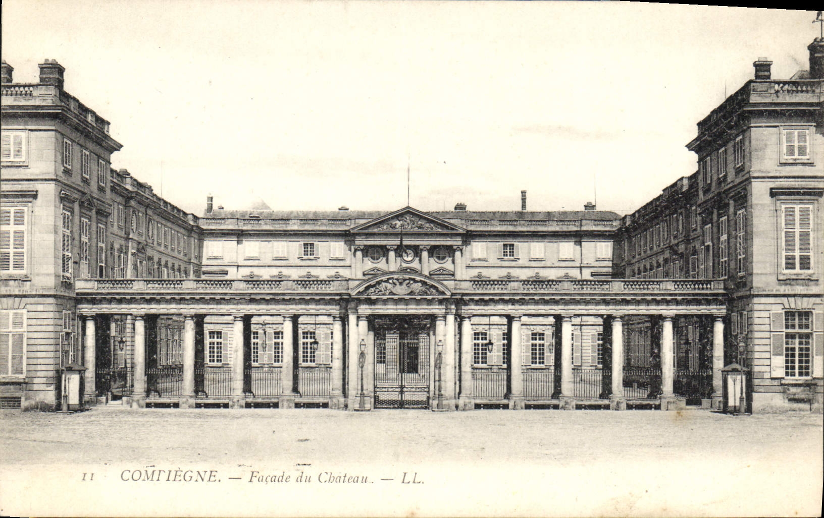 CPA Compiegne Facade du Chateau 