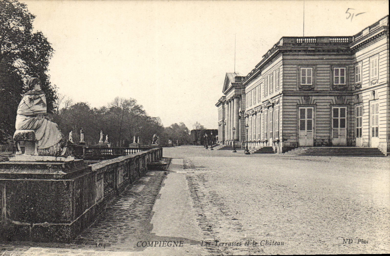 CPA Compiegne les Terrasses et le Chateau 