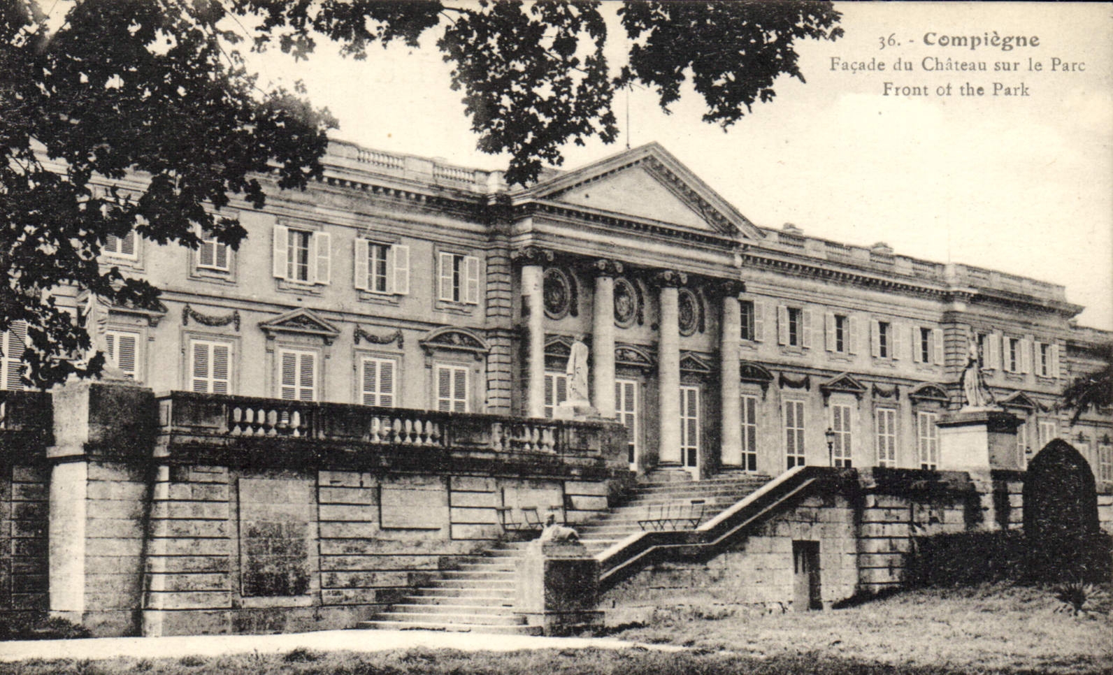 CPA Compiegne Facade du Chateau sur le Parc 
