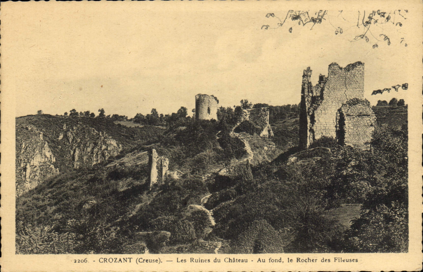 CPA Crozant Creuse les Ruines du Chateau Au fond le Rocher des Fileuses 