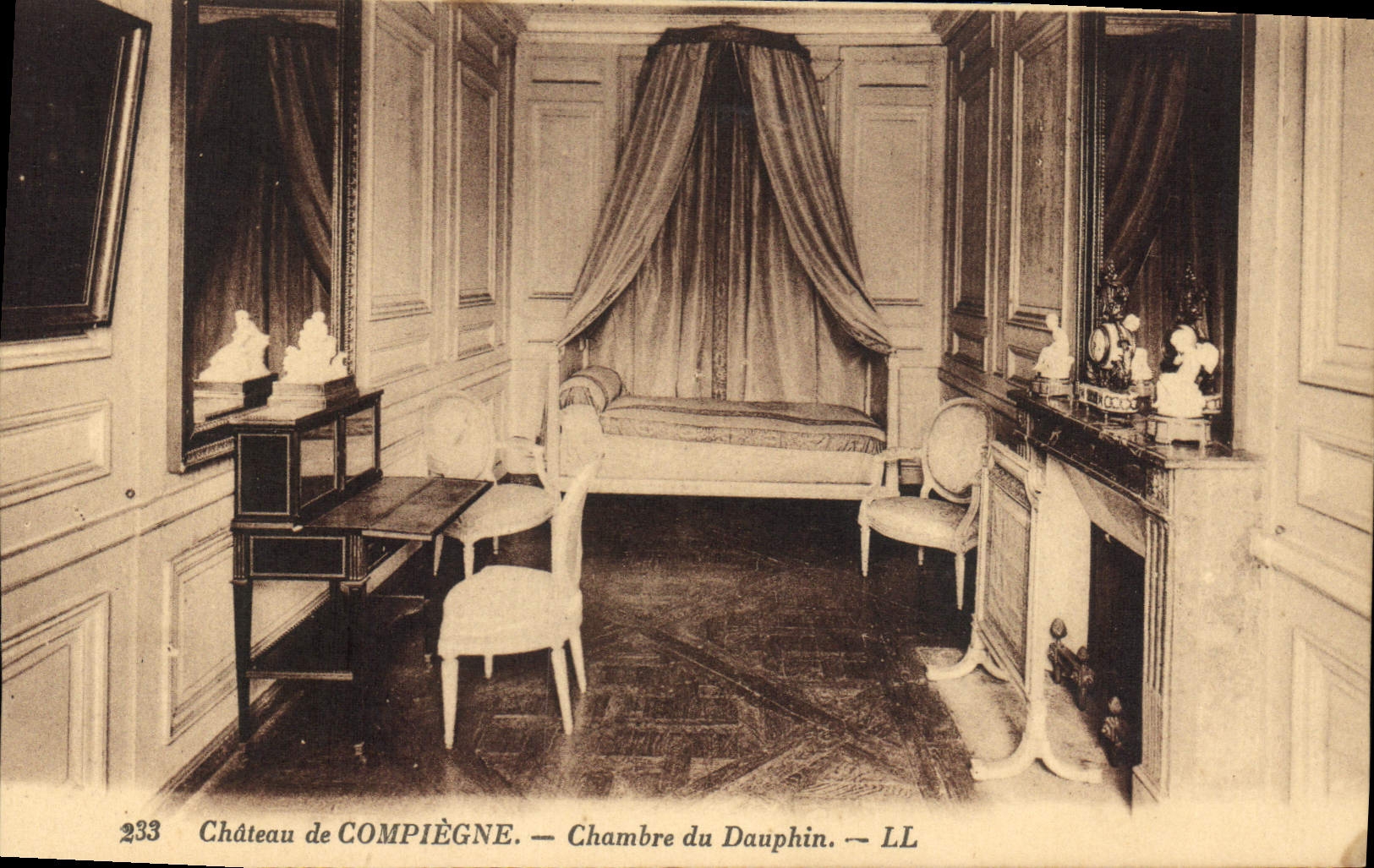 CPA Chateau de Compiegne Chambre du Dauphin 