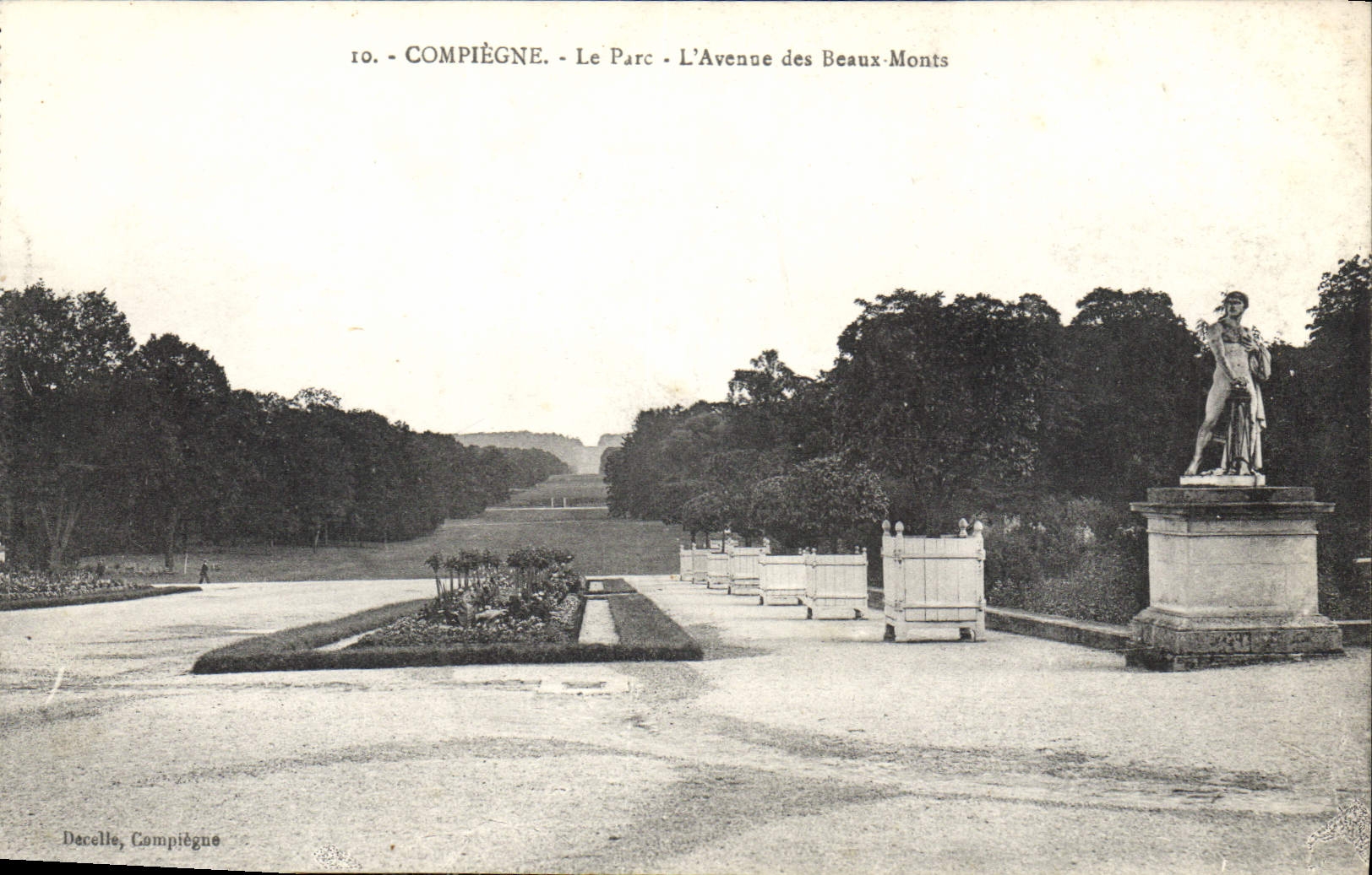 CPA Compiegne le Parc L'Avenue des Beaux Monts 