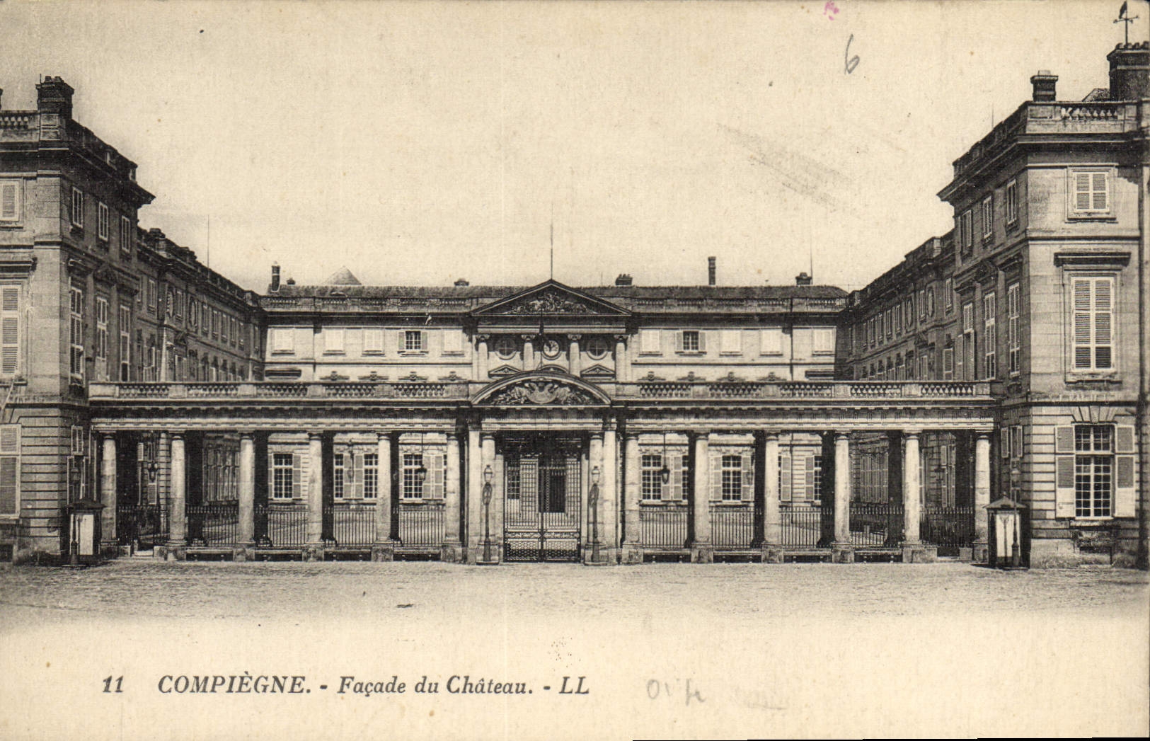 CPA Compiegne Facade du Chateau 