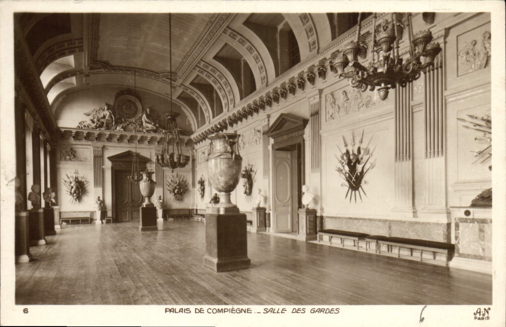 CPA Palais de Compiegne Salle des Gardes 