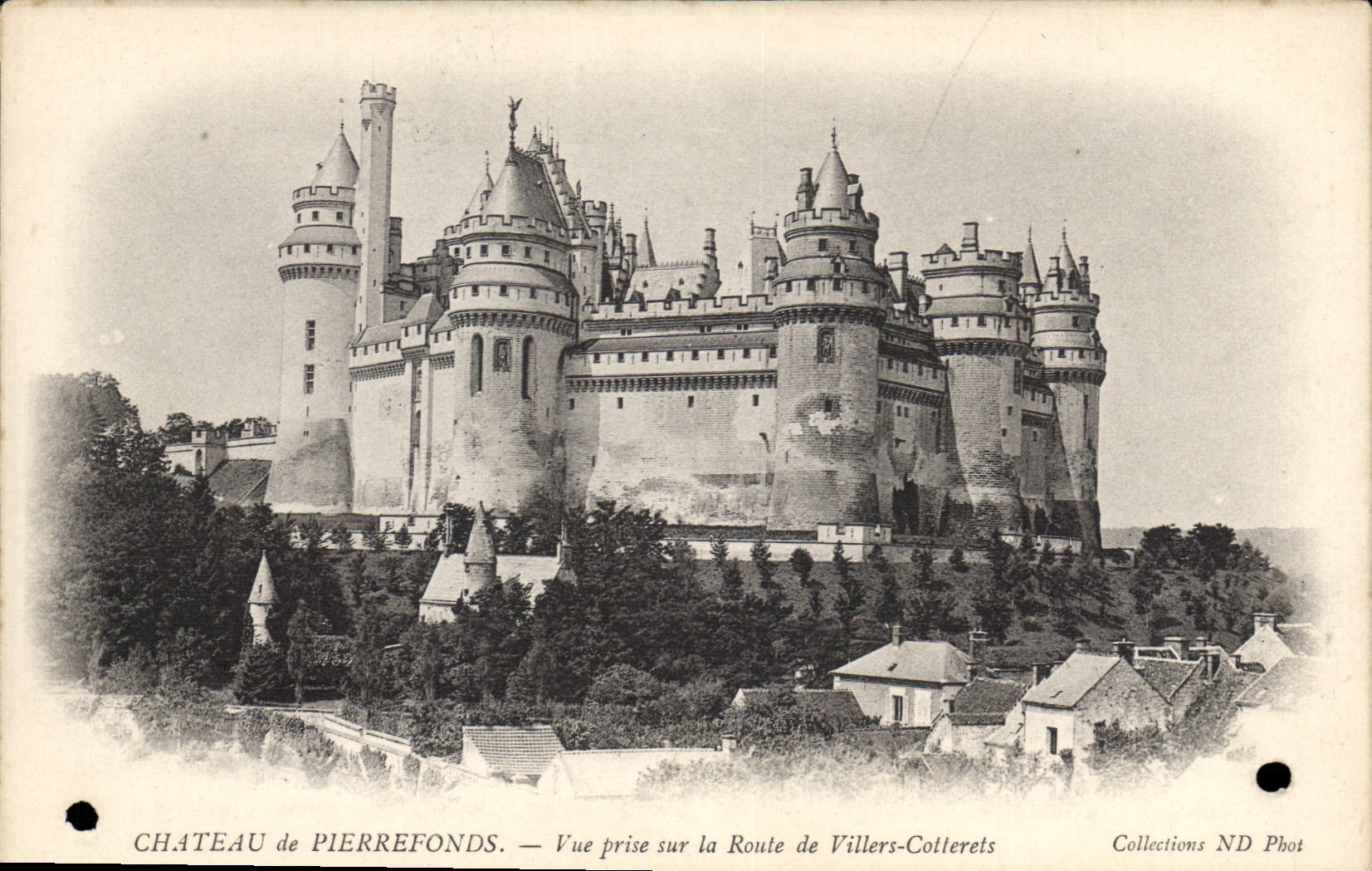 CPA Chateau de Pierrefonds Vue prise sur la Route de Villers Collerets 