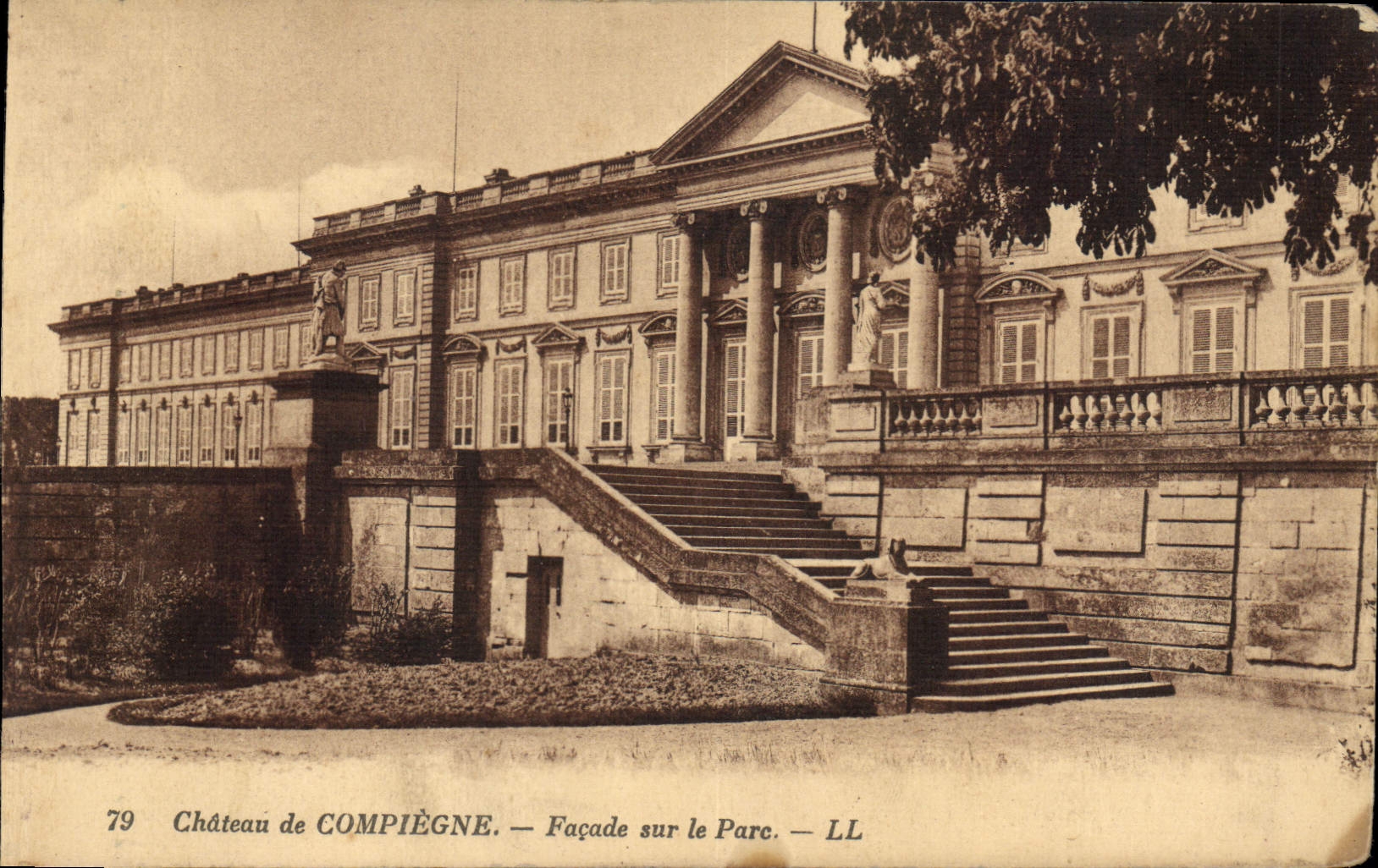 CPA Chateau de Compiegne Facade sur le Parc 