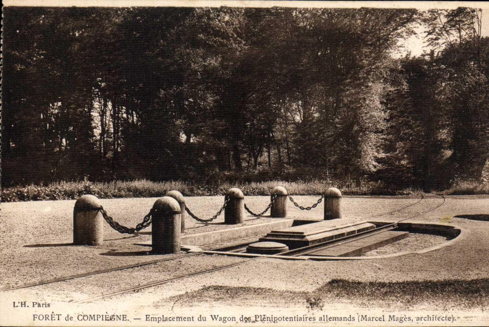 CPA Foret de Compiegne Emplacement du Wagon des Plenipotentiaires allemands 