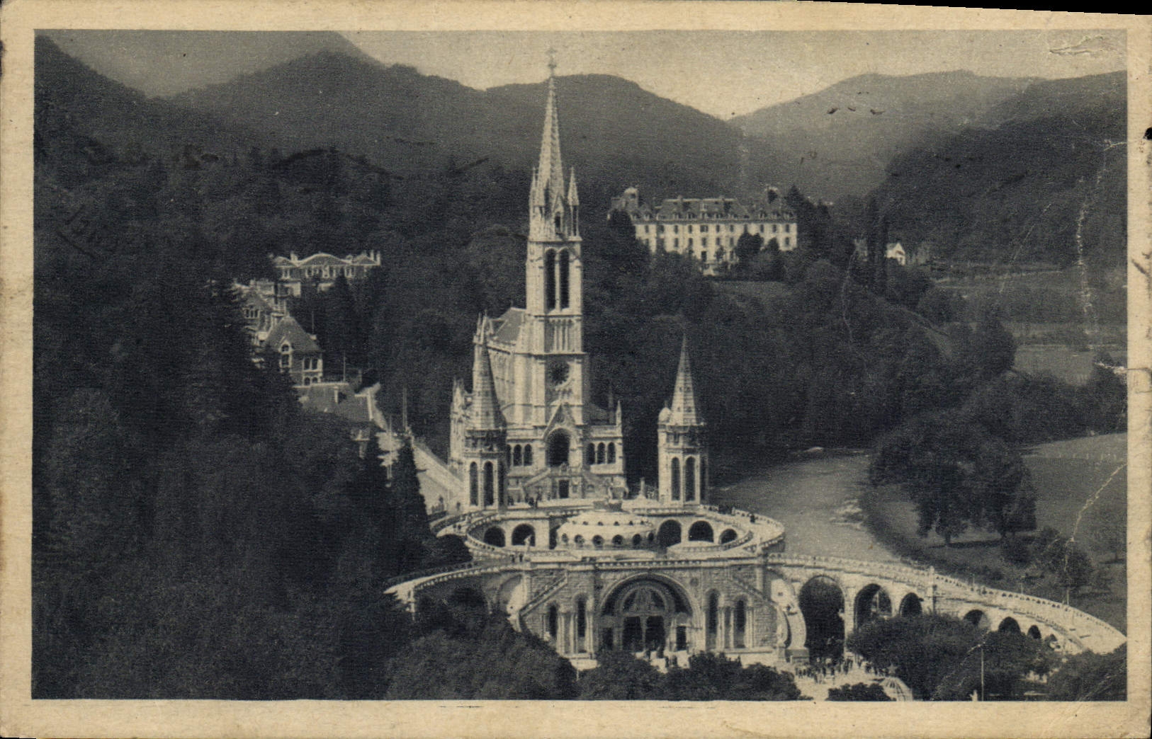 CPA Lourdes La Basilique vue du Chateau Fort
