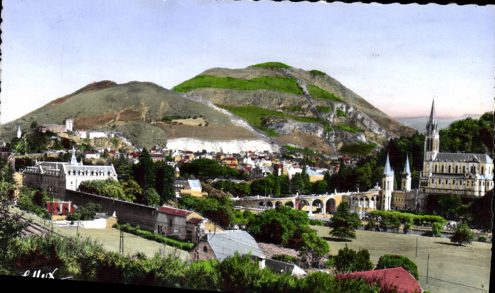 CPA Lourdes La Basilique et le Chateau Fort 