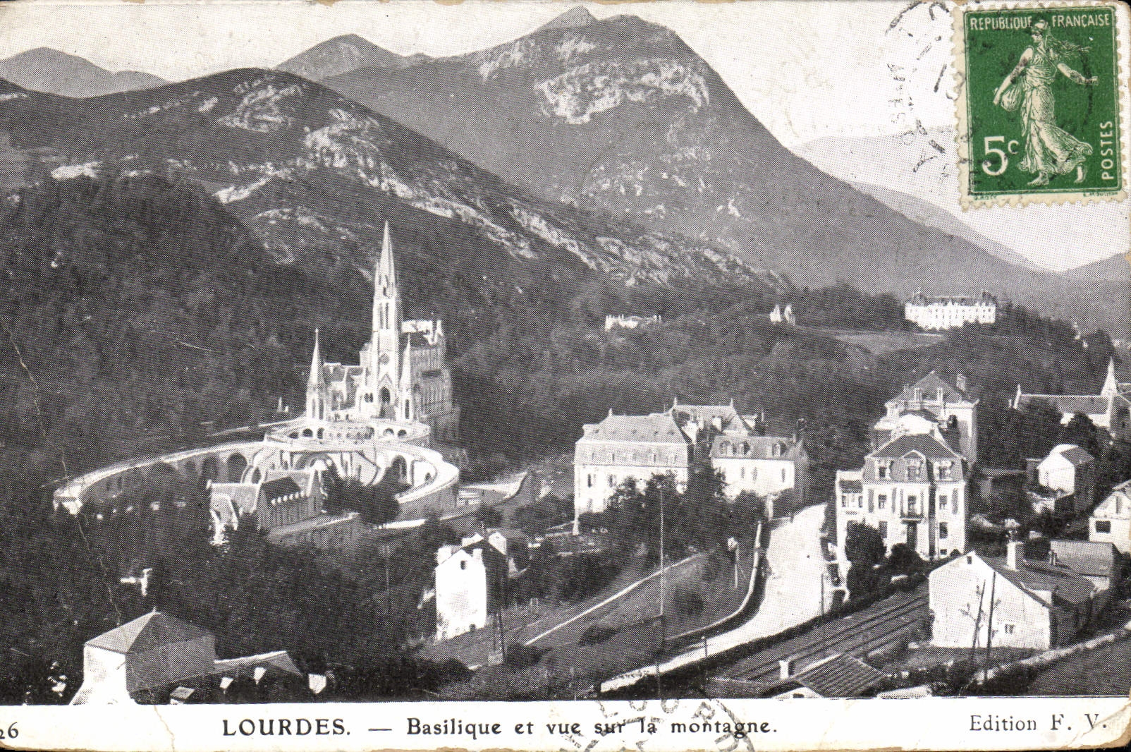 CPA Lourdes Basilique et vue sur la Montagne 