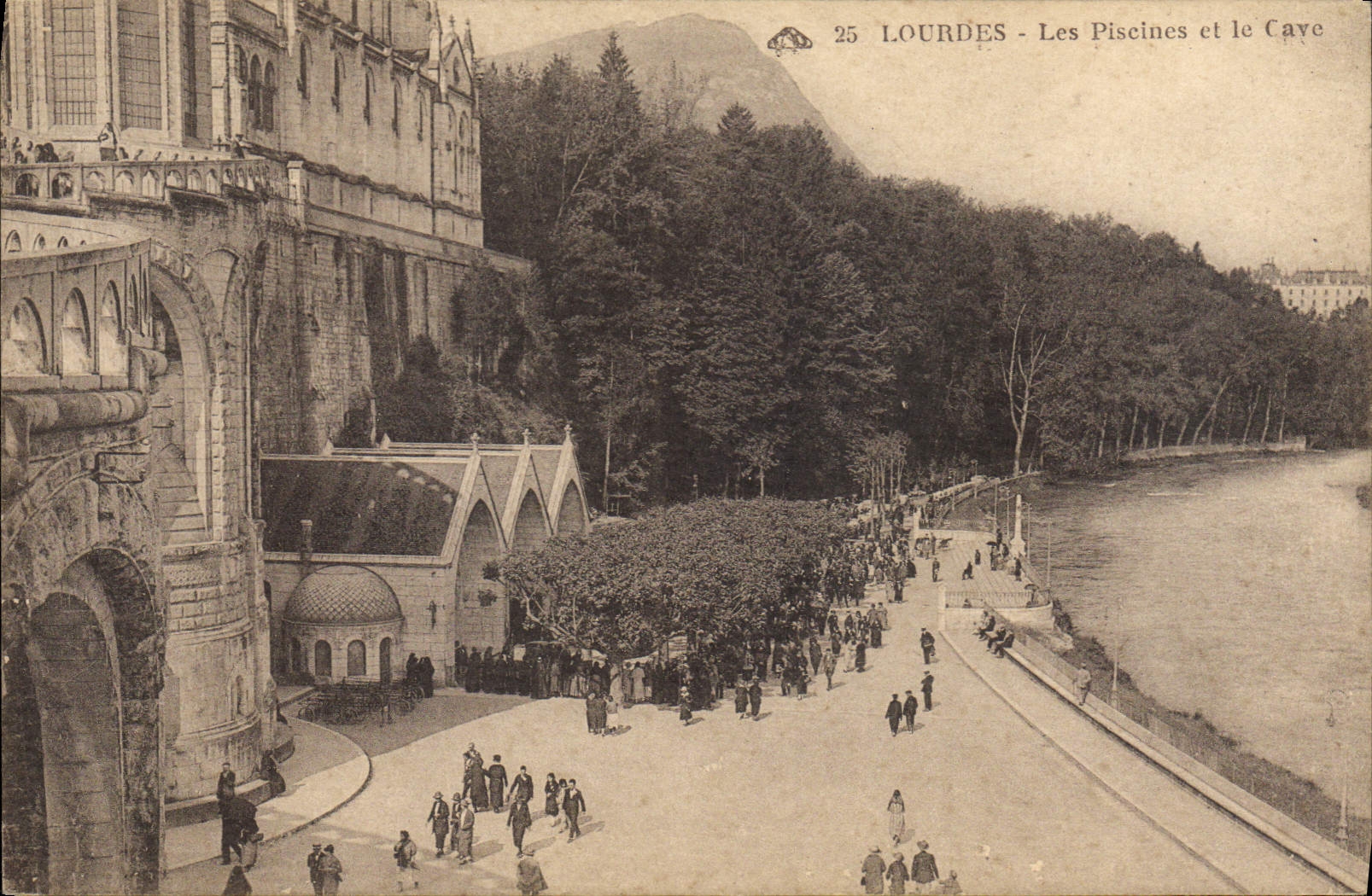 CPA Lourdes Les Piscines et le Cave 