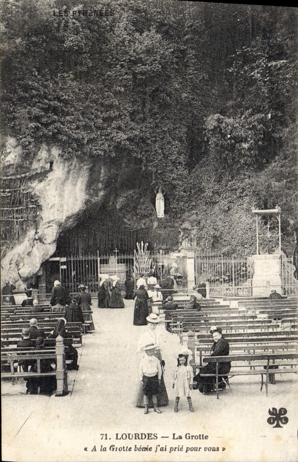 CPA Lourdes La Grotte A la Grotte Benie j'ai prie pour vous 