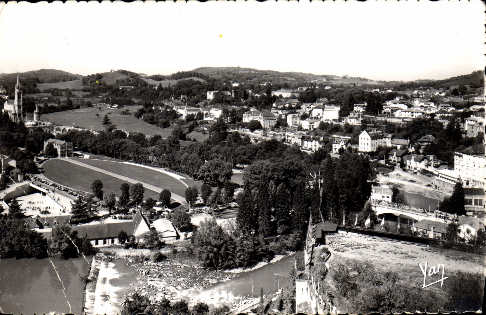 CPA Lourdes Vue vers les Sanctuaires prise du Chateau Fort 